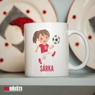 💚 Jeden z nejoblíbenějších hrnečků NA HŘIŠTI! Tvůj vlastní hrnek s kreslenou postavičkou – s tvým jménem a fotbalovým...